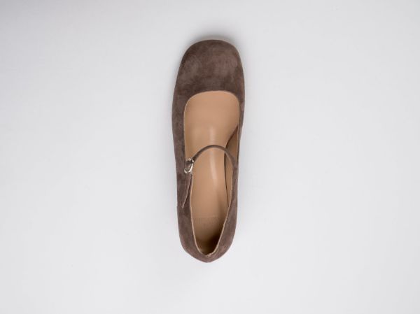 clara mocha-mousse